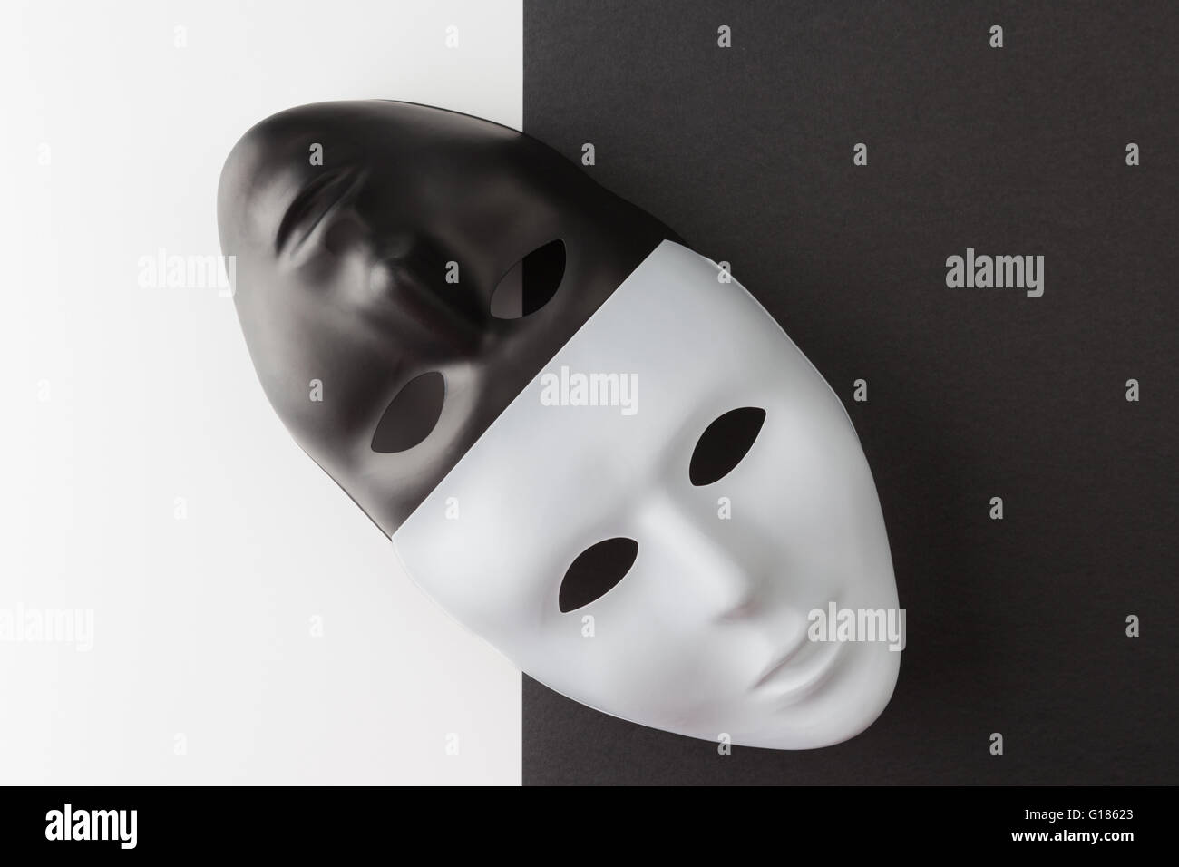 Masque noir et blanc en diagonale sur fond contrastant. L'anonymat web concept Banque D'Images