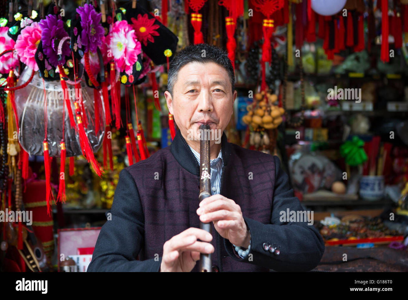 Portrait d'un homme musicien entrepreneur chinois joueur de flûte à une piscine magasin de musique à Nanjing Banque D'Images