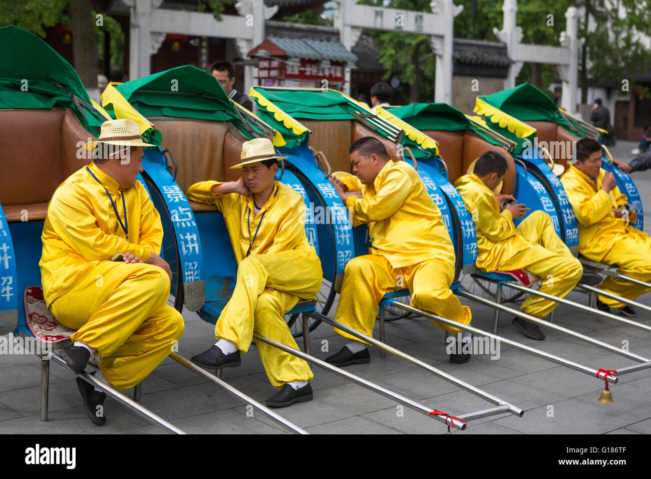 Les conducteurs de rickshaw jaune habillé en appui de prendre une pause de détente à partir de leur travail dans la ville de Nanjing en Chine Banque D'Images
