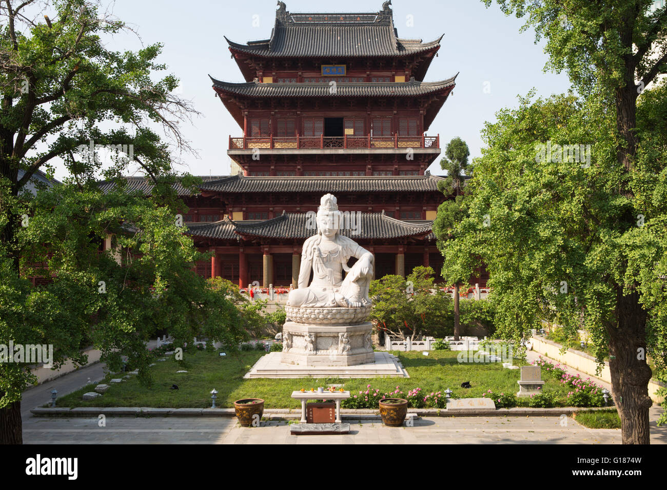 Statue de Bouddha au temple religieux bouddhiste Pilu asiatique de Nanjing en Chine Banque D'Images