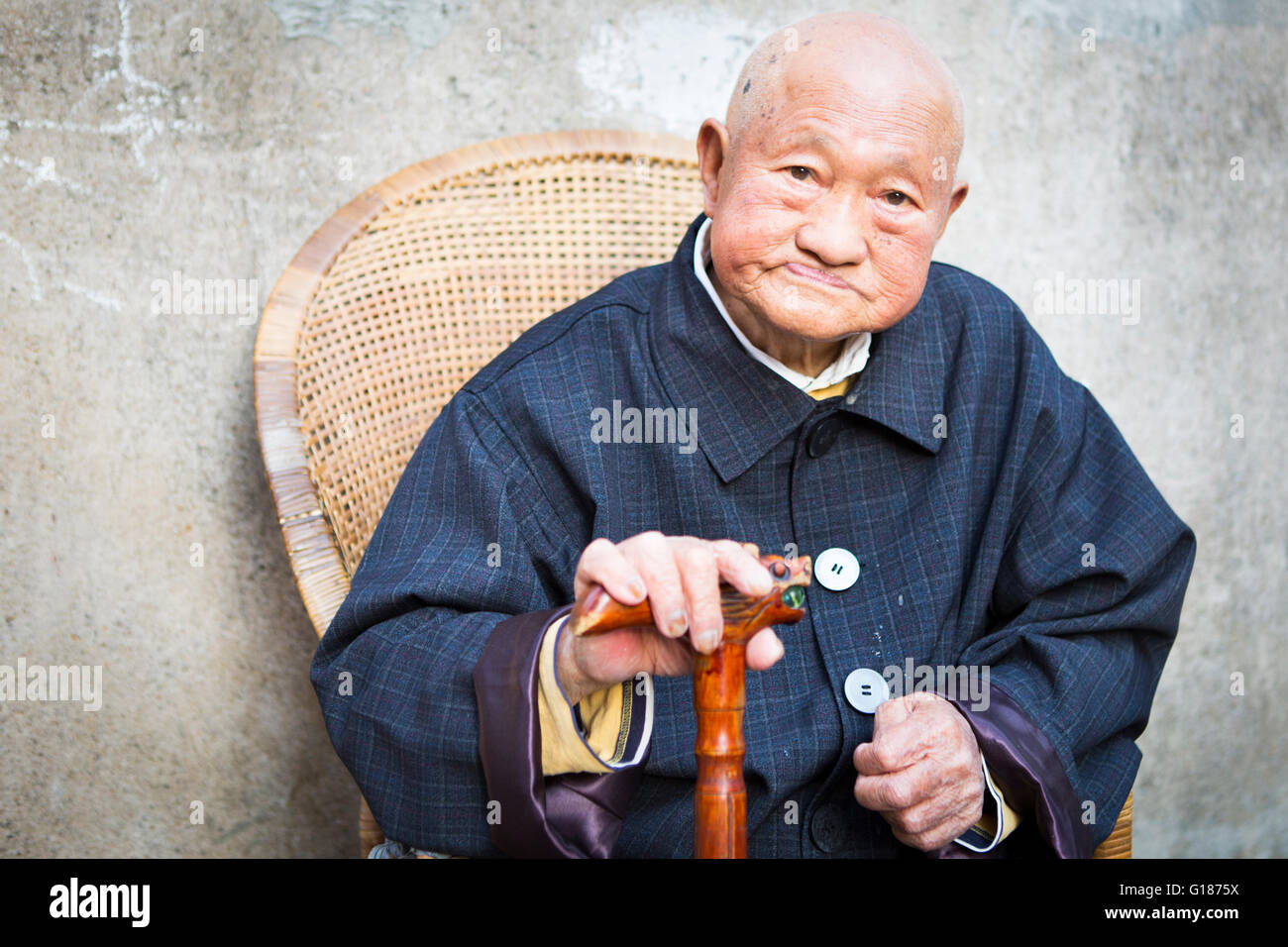 Vieux Chinois Chauve Homme Dans Un Manteau Bleu Assis Avec Un Baton De Marche Canne Dans L Ombre Sur Une Chaise A L Exterieur Sur La Rue Photo Stock Alamy Vieux Chinois Chauve Homme Dans Un Manteau Bleu Assis Avec Un Baton De Marche Canne Dans L Ombre Sur Une Chaise A L Exterieur Sur La Rue Photo Stock Alamy