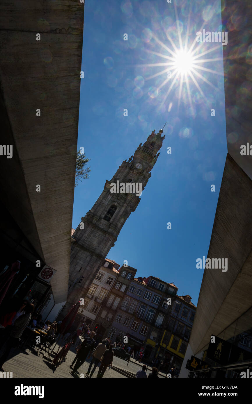 La tour de la Tour des Clercs dans la lumière du soleil, Porto, Portugal. Banque D'Images