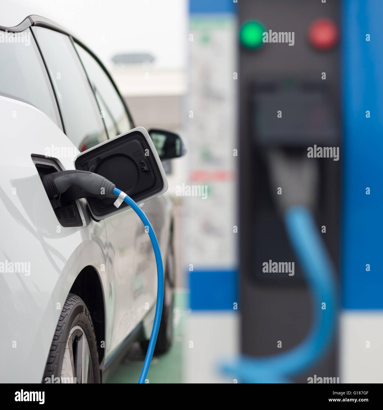 Voiture électrique dans la station de charge. Banque D'Images