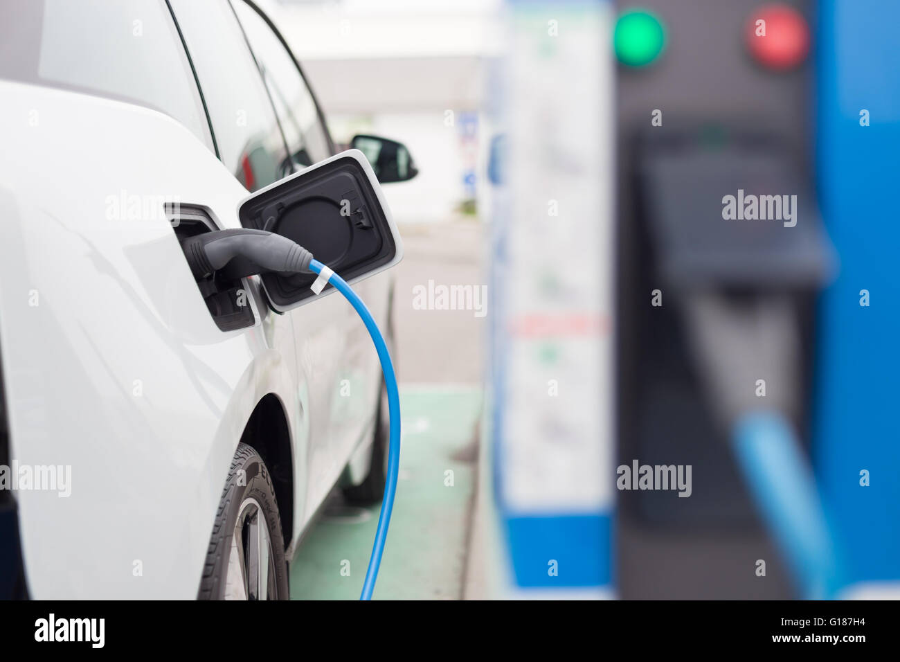 Voiture électrique dans la station de charge. Banque D'Images