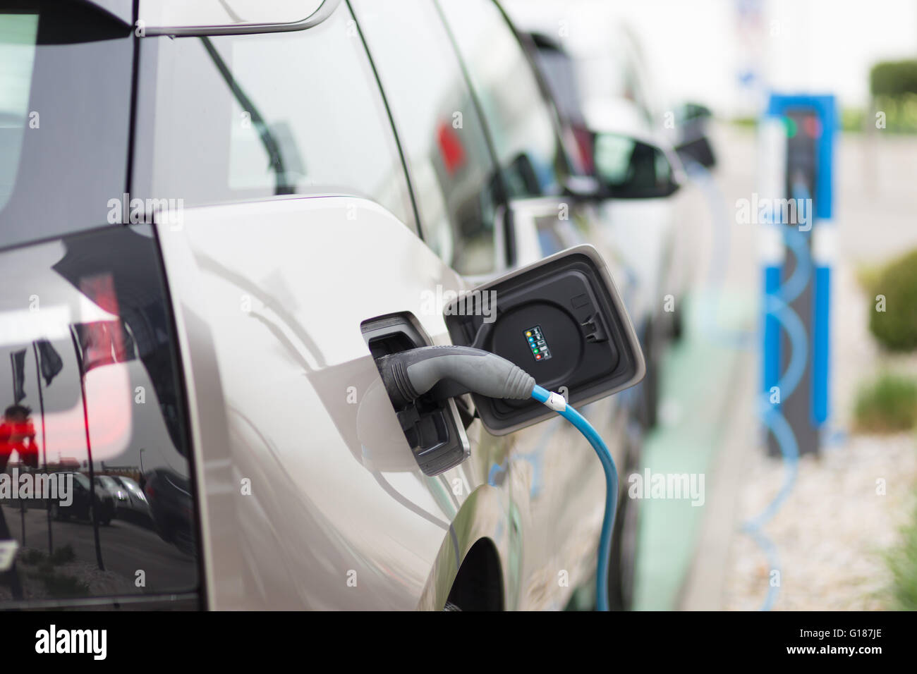 Voiture électrique dans la station de charge. Banque D'Images