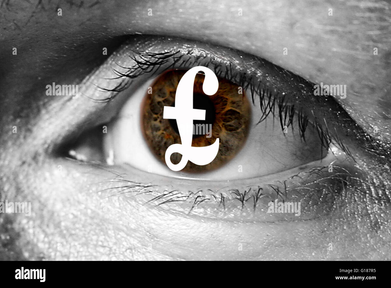 UK Pound argent sign in big eye avidité extrême gros plan d'immigrants illégaux Banque D'Images