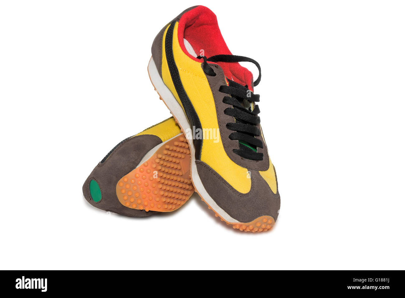 Pratique pour le sport mens sneakers en bleu foncé tissus épais. Présenté sur un fond blanc. Banque D'Images