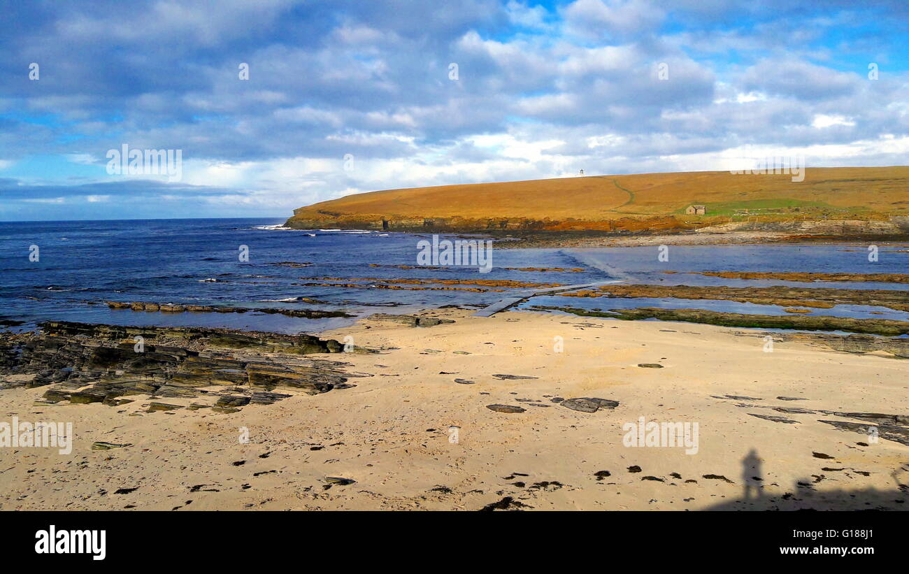 Une vue de la Brough de Birsay, Orkney en UK avec ombre du photographe dans le coin inférieur Banque D'Images