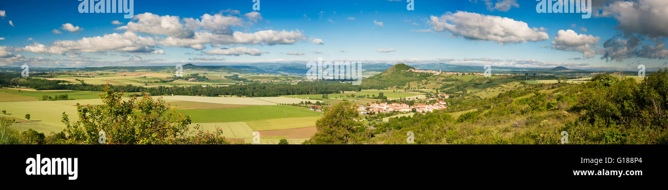 Vue sur les villages d'Orsonette et Nonette, Puy-de-Dôme, Auvergne, illustrant la vallée du Rift, la topographie de la région Banque D'Images