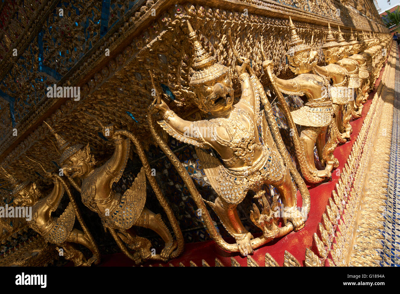 Décorations extérieures de l'Ubosoth, le bâtiment principal de Wat Phra Kaew Banque D'Images