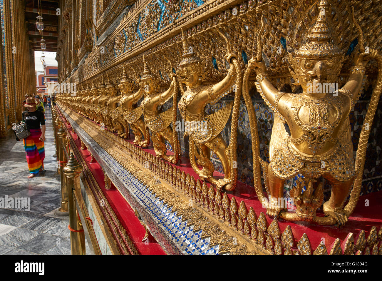 Décorations extérieures de l'Ubosoth, le bâtiment principal de Wat Phra Kaew Banque D'Images