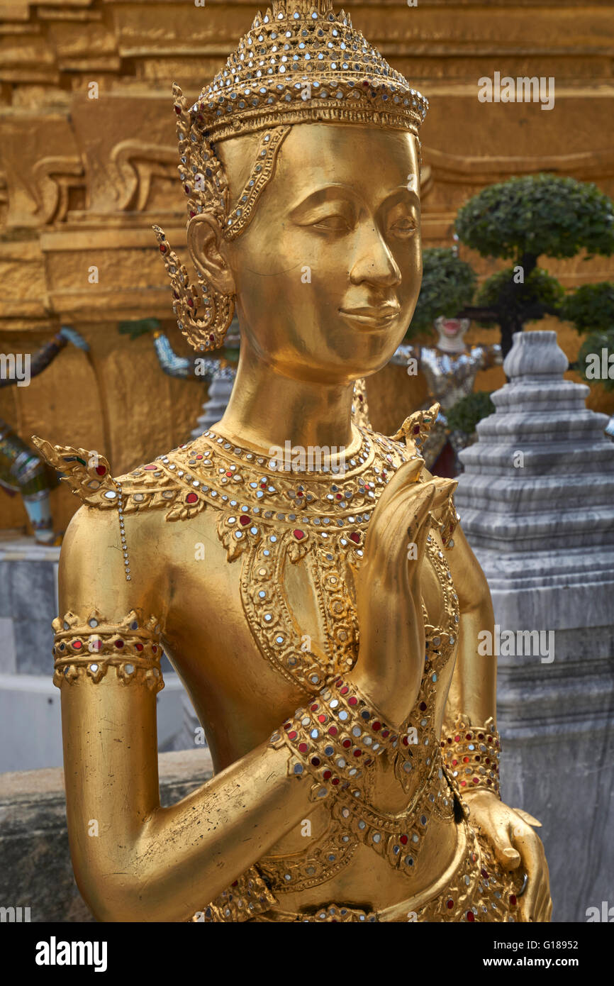Statue d'un kinnara dans Wat Phra Kaew, Grand Palace, Bangkok, Thaïlande Banque D'Images