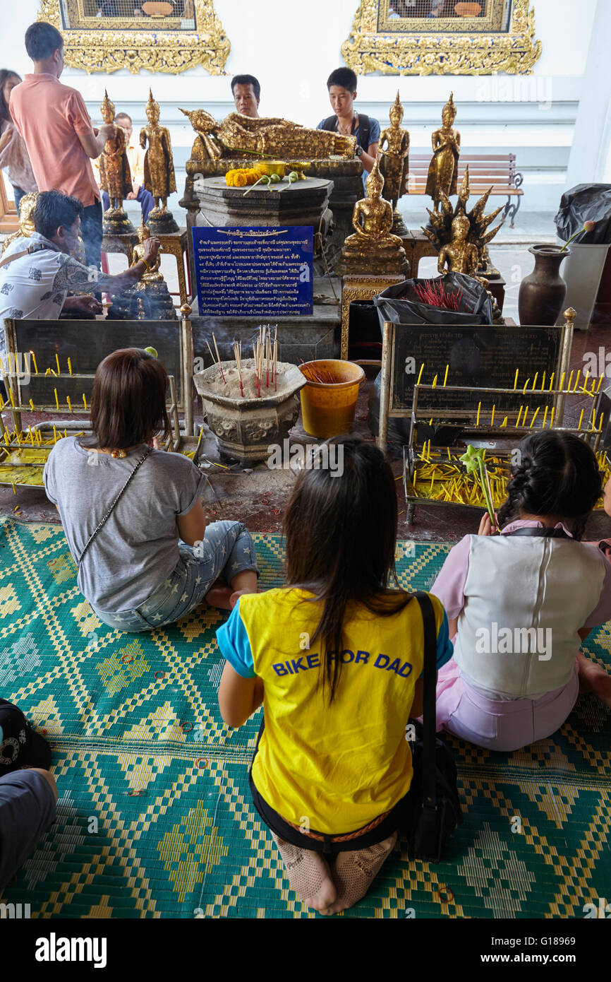 Fidèles dans un temple bouddhiste, Bangkok, Thaïlande Banque D'Images