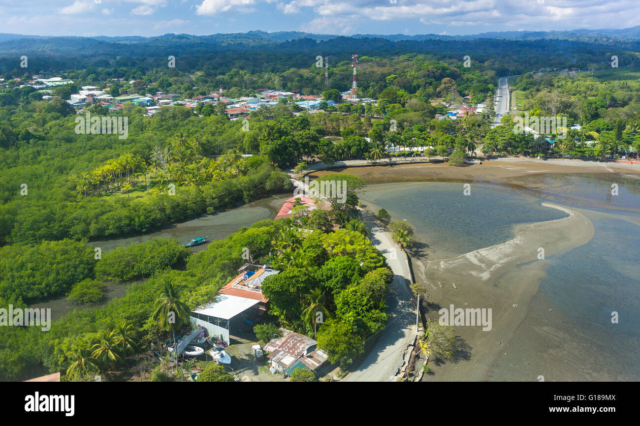 PUERTO JIMENEZ, péninsule d'OSA, AU COSTA RICA - Vue aérienne de la petite ville. Banque D'Images