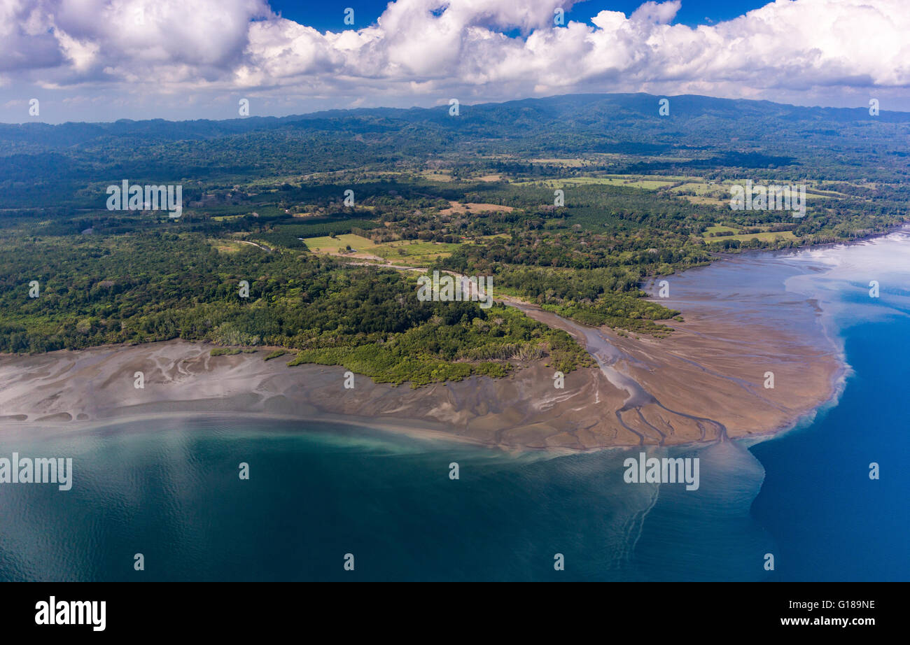 Péninsule de Osa, COSTA RICA - delta du fleuve sur la rive occidentale du Golfo Dulce. Banque D'Images