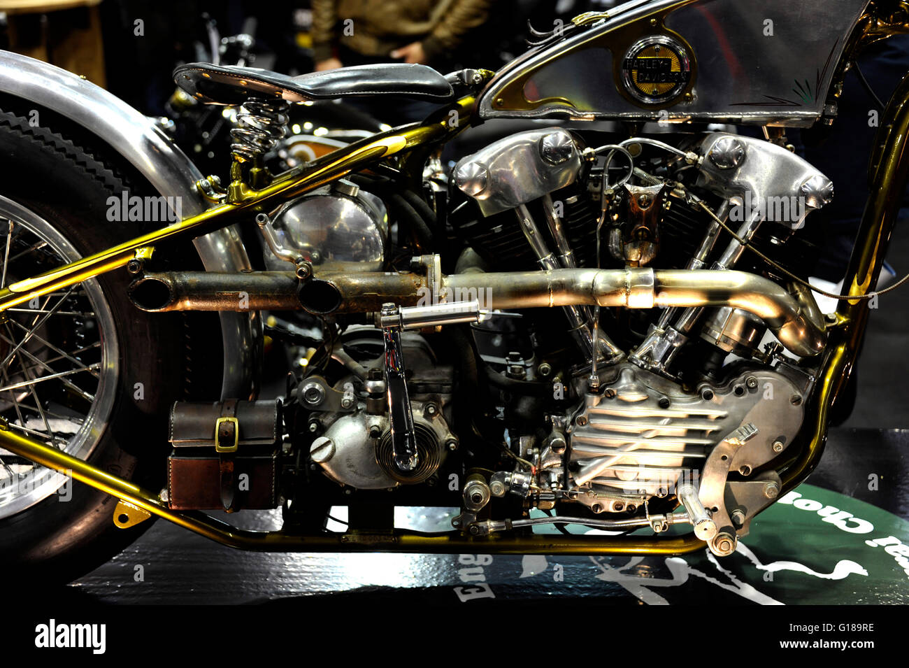 Ancienne Harley-Davidson V-twin motor, Paris, Salon de la moto de France  Photo Stock - Alamy