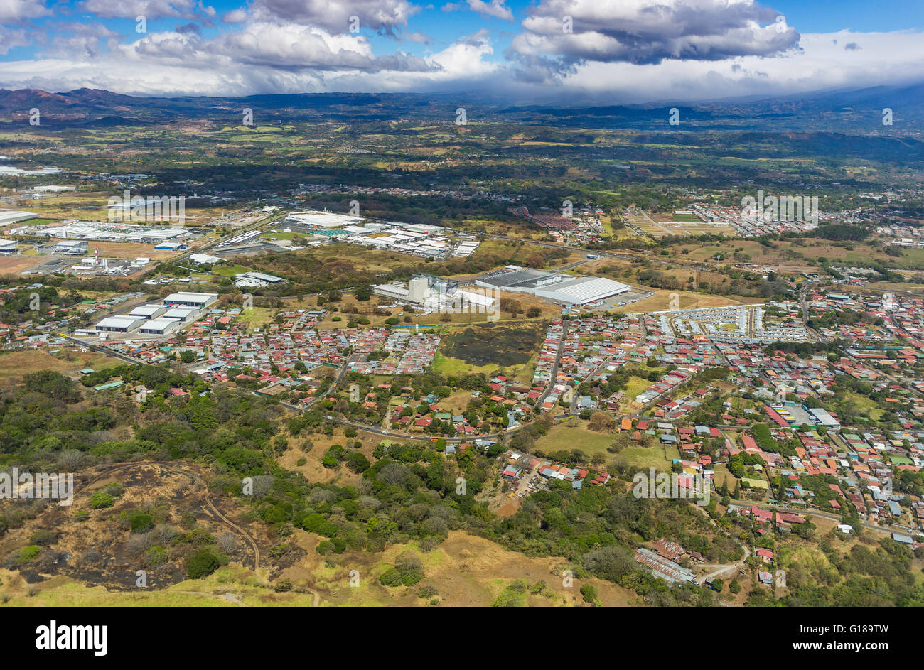 ALAJUELA, COSTA RICA - vue aérienne de l'habitat et de l'activité commerciale Banque D'Images