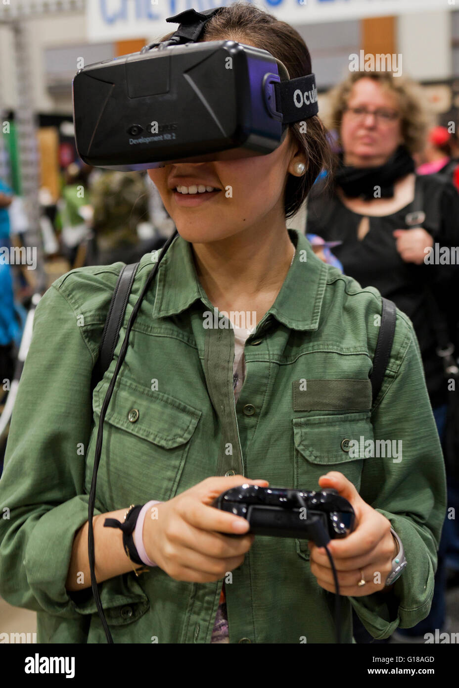 Femme à l'aide de lunettes de réalité virtuelle Oculus VR VR (lunettes,  casque) - USA Photo Stock - Alamy