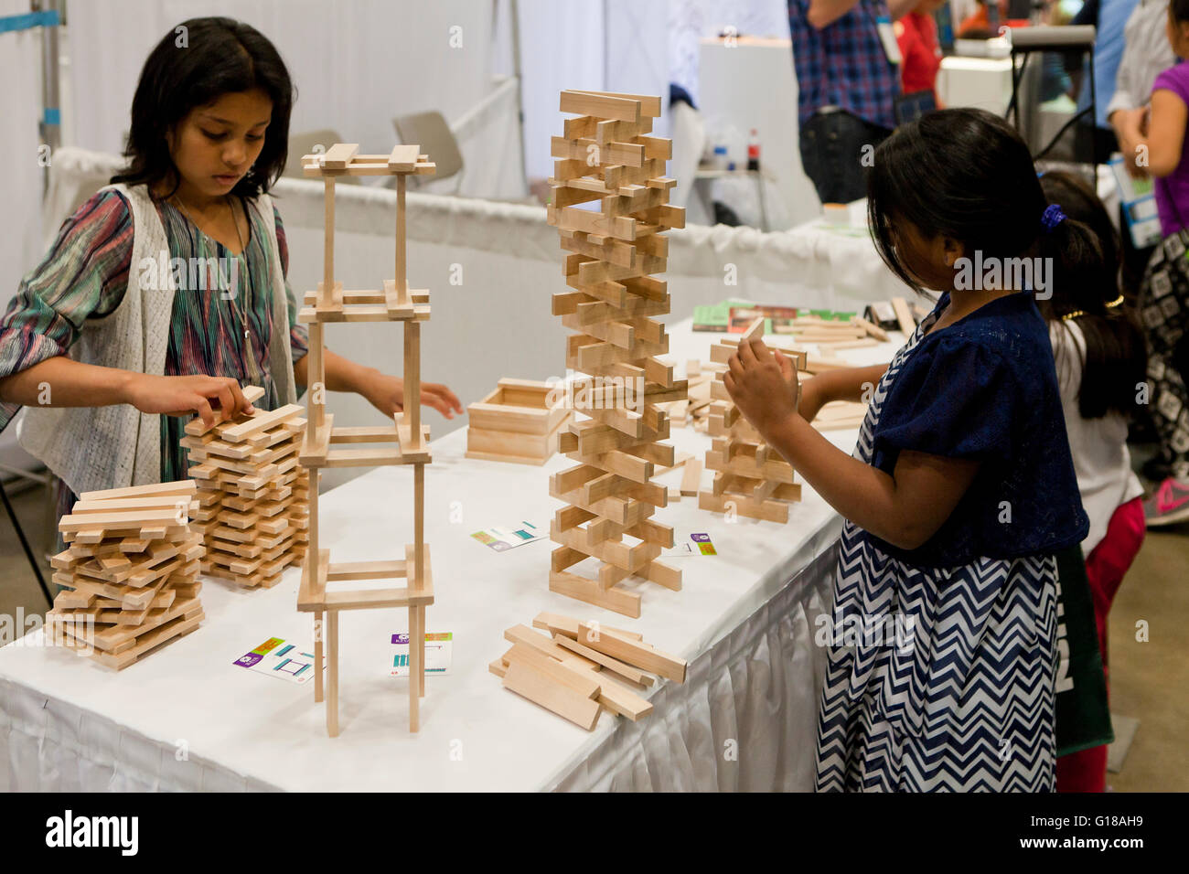 Pour l'empilage de blocs en bois à science fair - USA Banque D'Images
