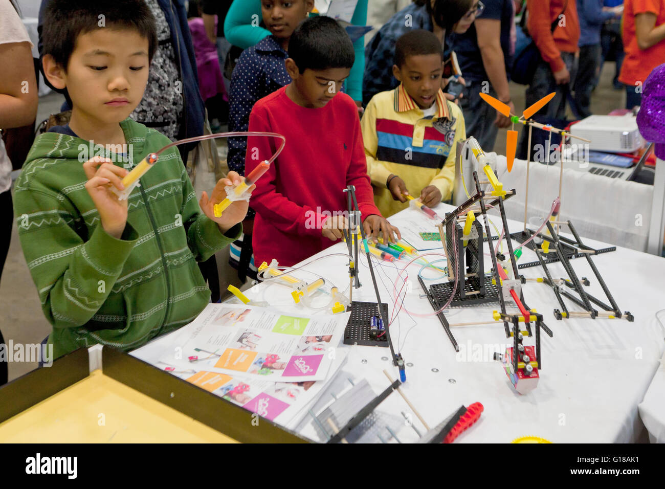 Enfants interagissant avec les jouets de construction lors de la USA Festival Sciences et Génie - Washington, DC USA Banque D'Images