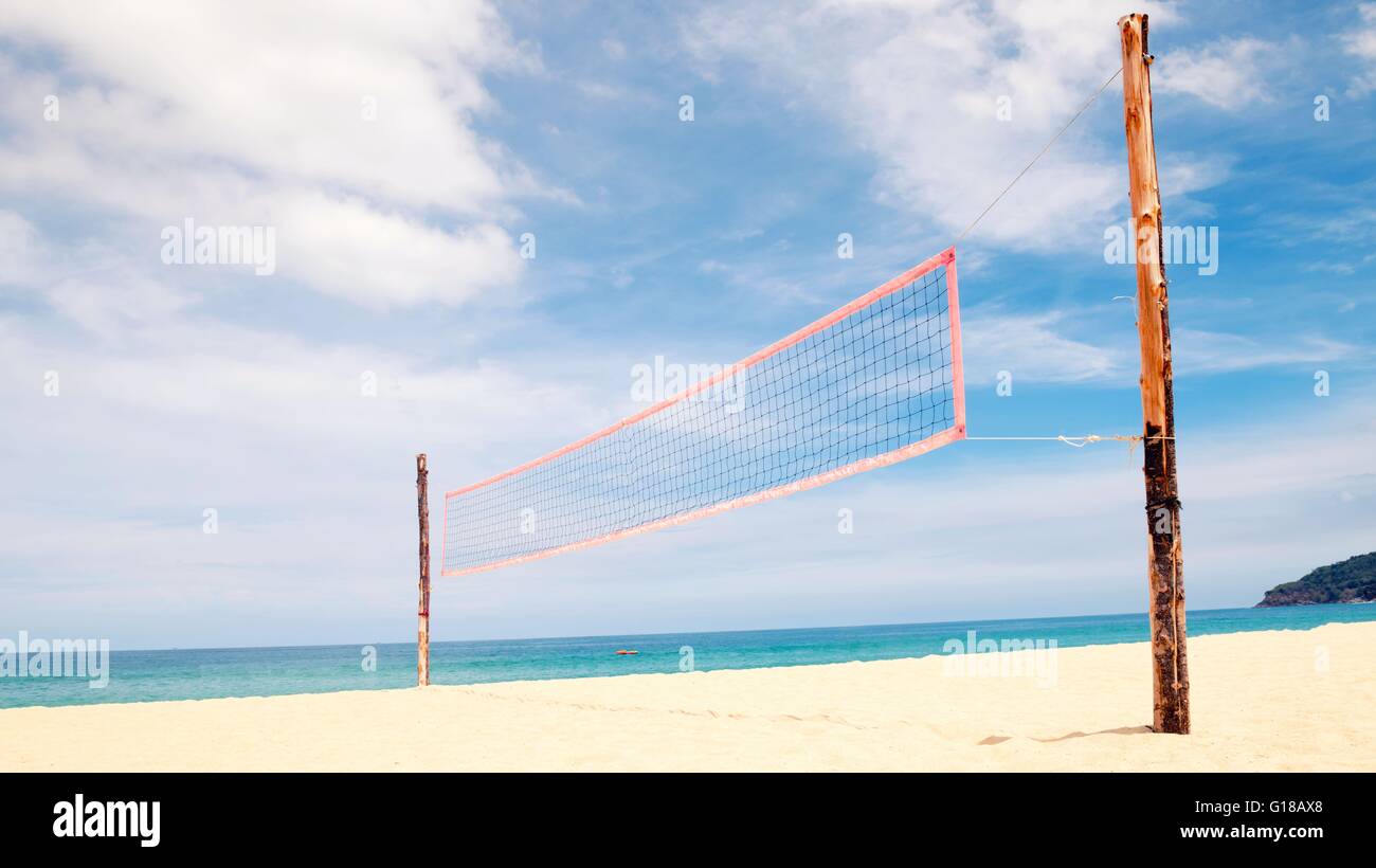 Filet de volley-ball sur la plage déserte avec ciel bleu Banque D'Images