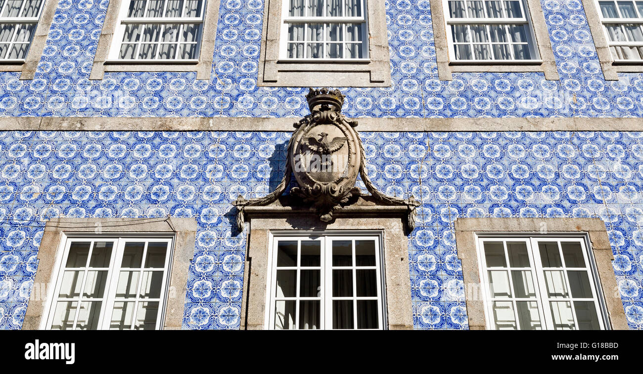 Détail d'un blason placé au-dessus de la fenêtre centrale de la façade décorative d'un bâtiment principal à Braga, Portugal Banque D'Images