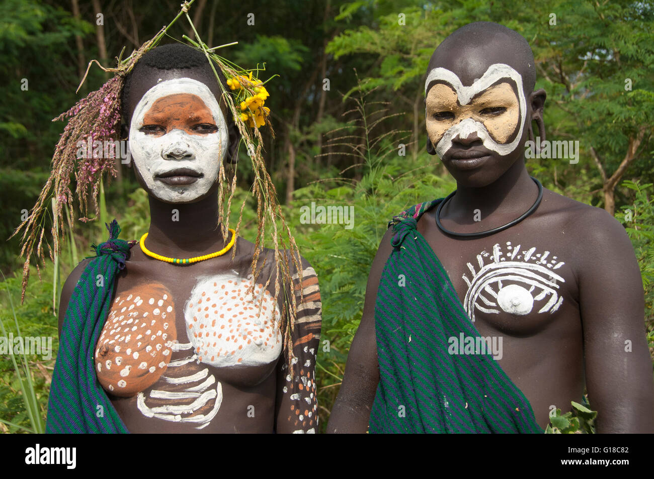 Deux femmes Surma avec peintures corporelles, Kibish, vallée de la rivière Omo, en Ethiopie Banque D'Images