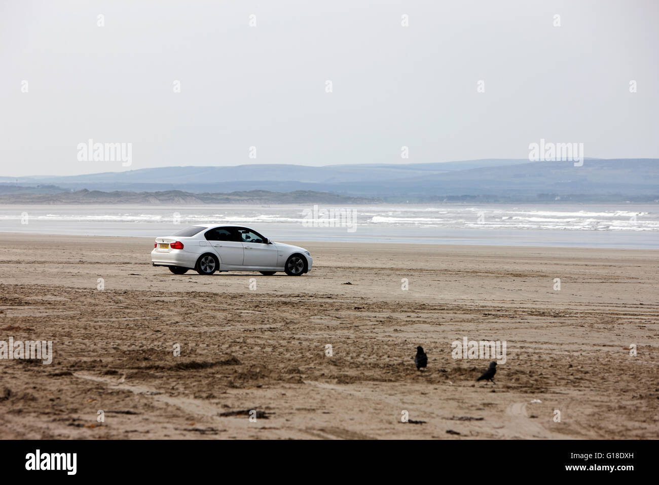 Seule voiture stationnée sur la plage d''Enniscrone Sligo Irlande Comté Banque D'Images