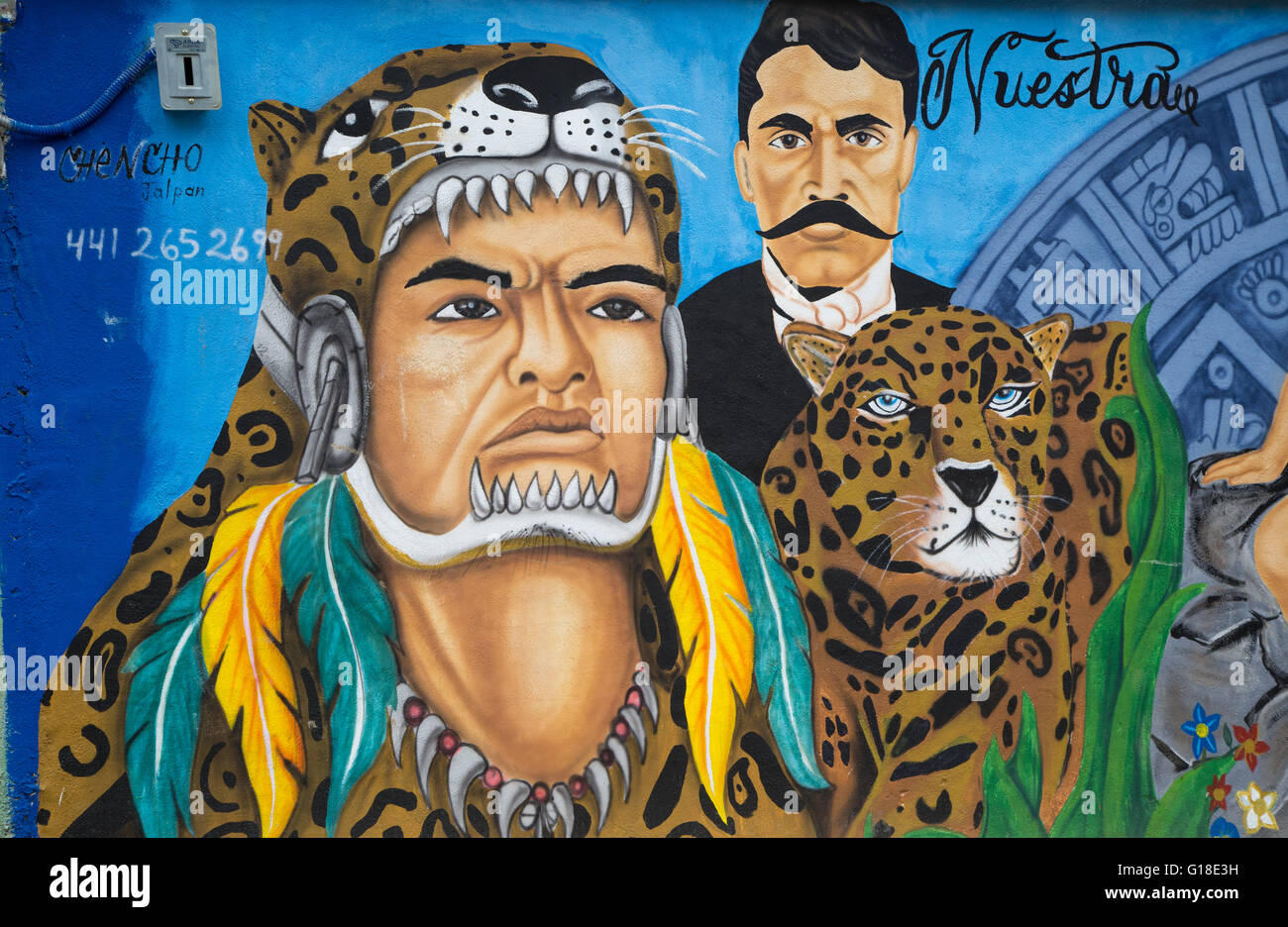 Art urbain représentant indien mexicain avec coiffe, Leopard et dans l'homme mexicaine moderne ville de Jalpan de Serra, Querétaro, Mexique Banque D'Images