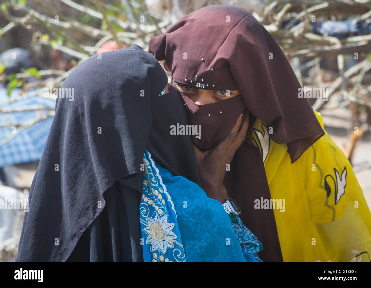 Les femmes en burqa sur un marché qui s'embrassent, Oromo, Sambate, Ethiopie Banque D'Images