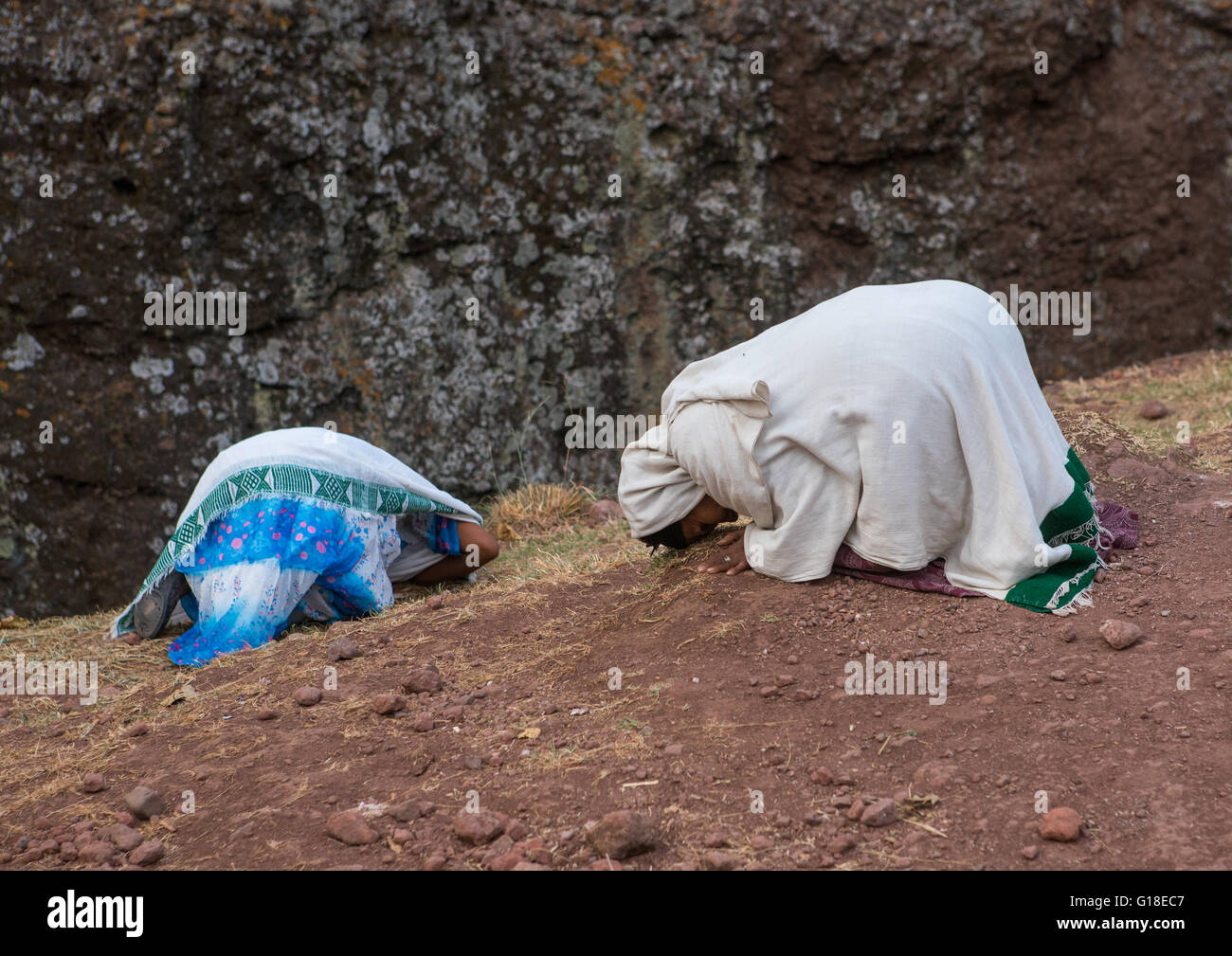Les femmes en pèlerinage prier pendant l'église orthodoxe, Kidane Mehret, région d'Amhara, Lalibela, Éthiopie Banque D'Images