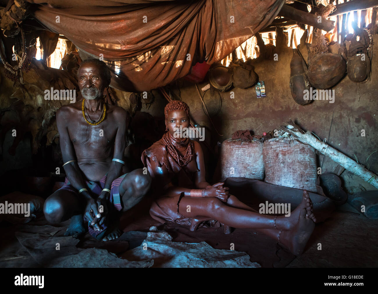 Tribu Hamer adolescente appelée une PSSE et son futur beau-père qui tient la place de 6 mois dans une hutte, vallée de l'Omo, Ethiopie, Turmi Banque D'Images