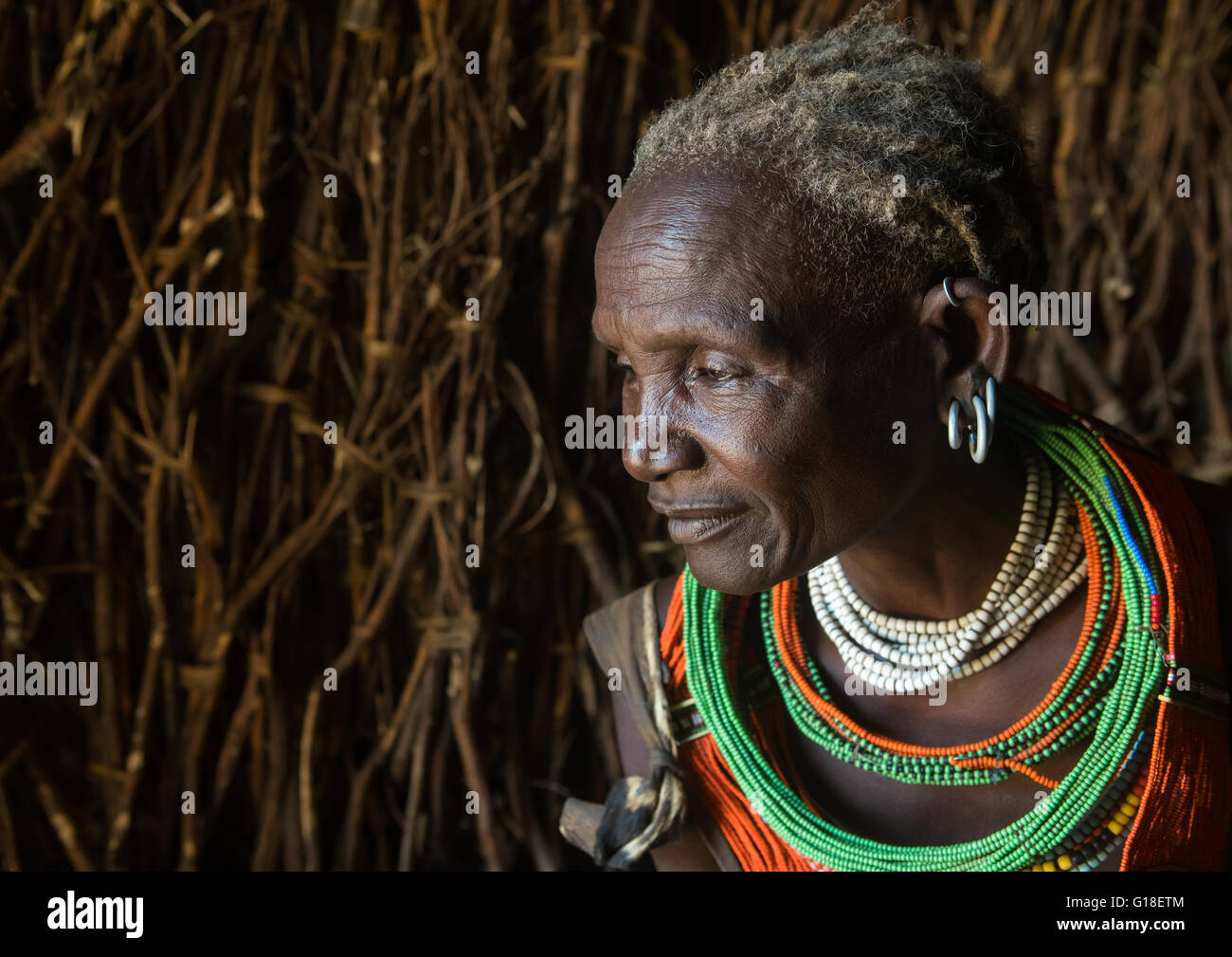 Femme aux boucles d'tribu toposas, vallée de l'Omo, Ethiopie, Kangate Banque D'Images