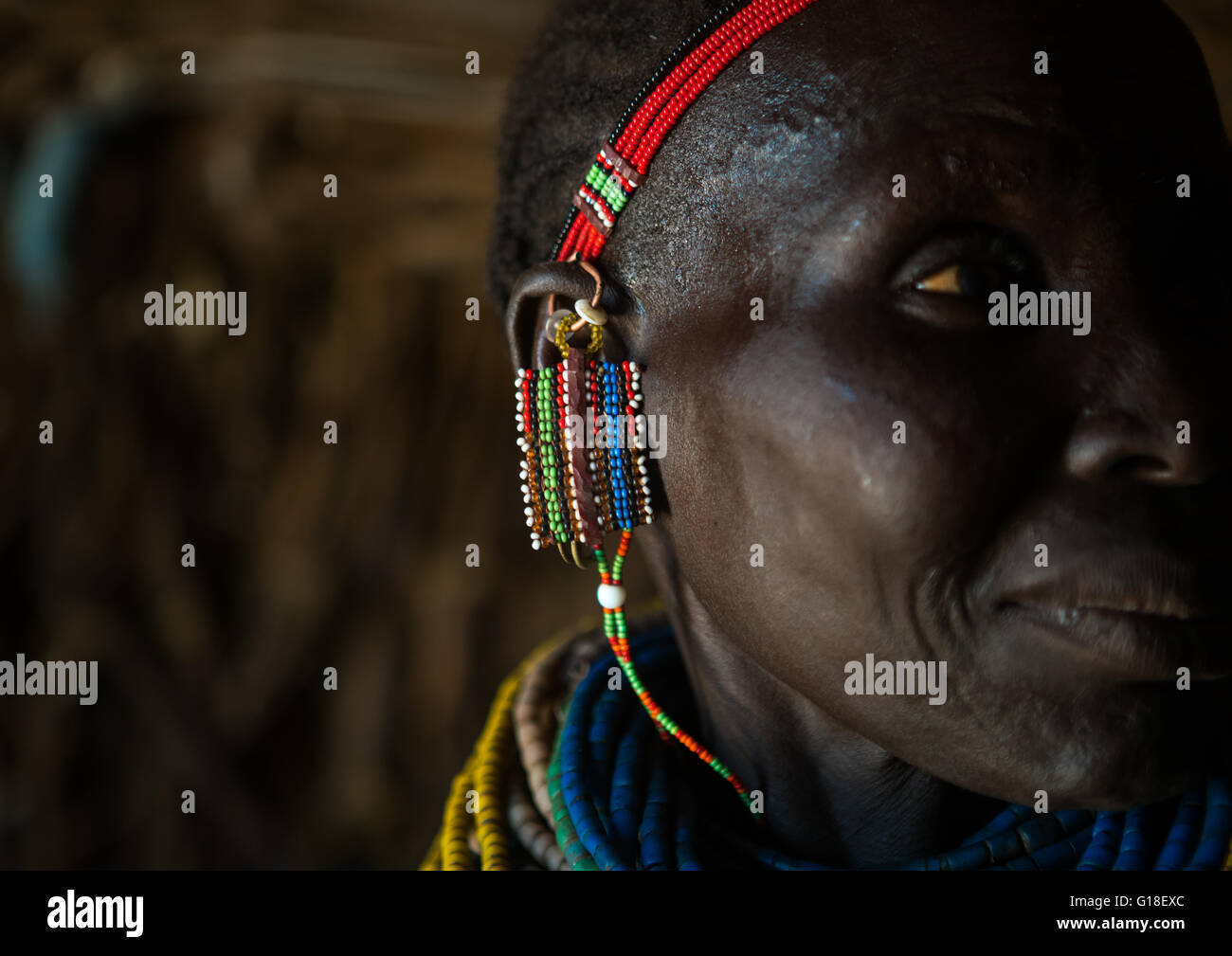 Tribu Nyangatom femme boucles d'oreilles, vallée de l'Omo, Ethiopie, Kangate Banque D'Images