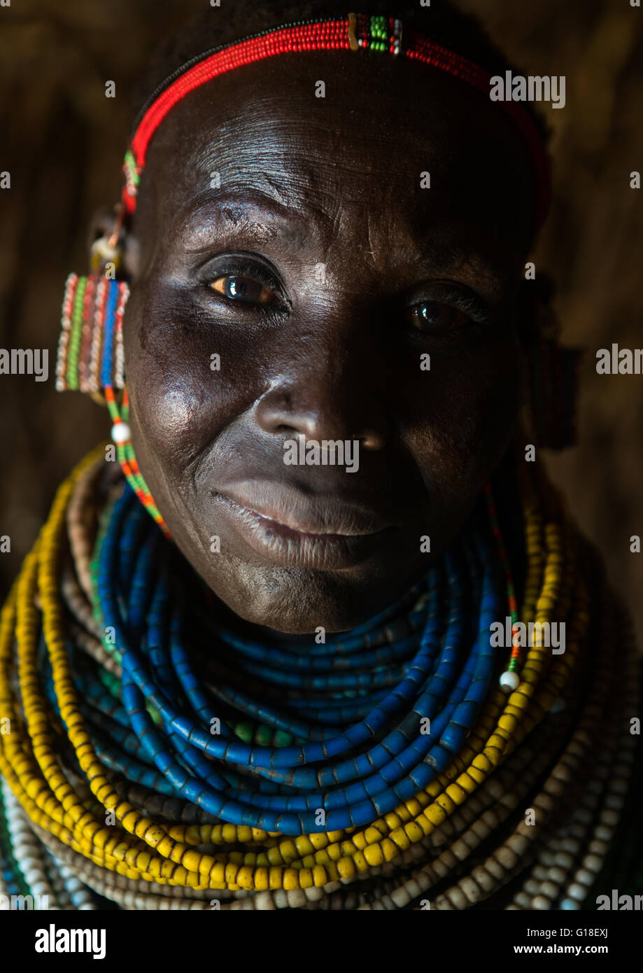 Tribu Nyangatom femme avec des tas de perles, vallée de l'Omo, Ethiopie, Kangate Banque D'Images