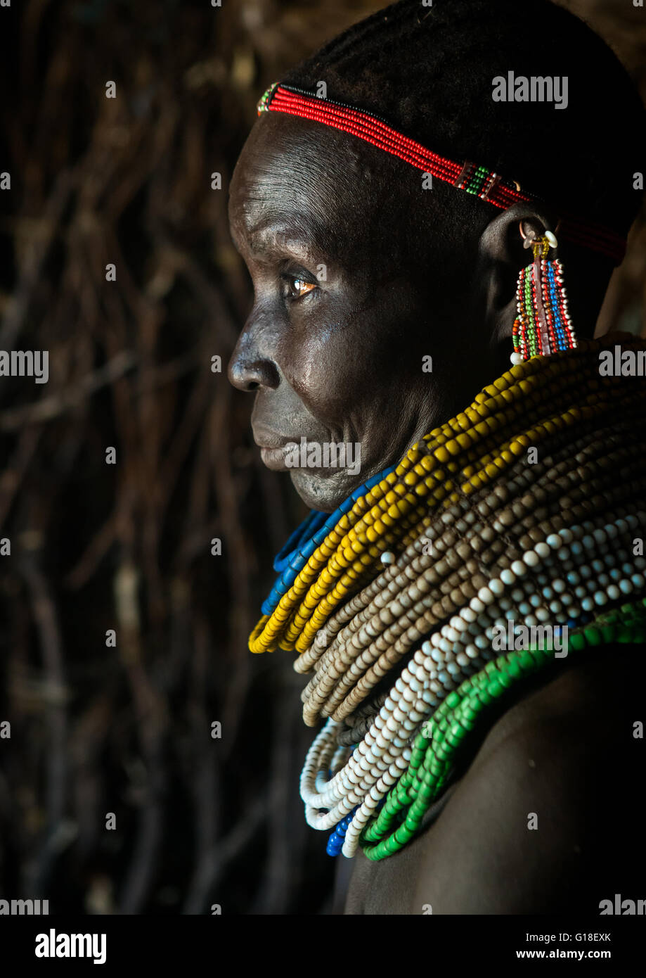 Tribu Nyangatom femme avec des tas de perles, vallée de l'Omo, Ethiopie, Kangate Banque D'Images
