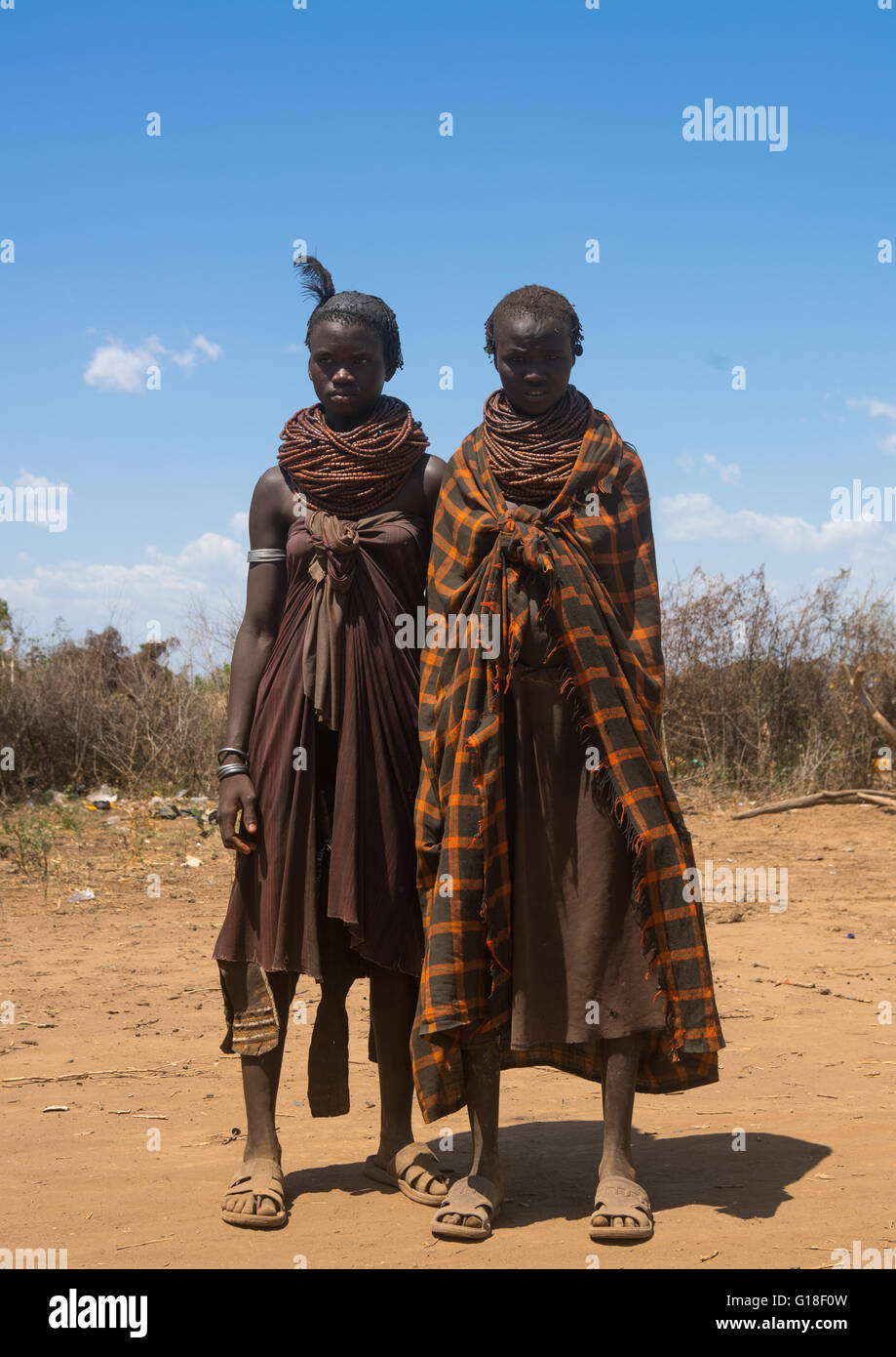 Tribu Nyangatom les filles avec des tas de perles, vallée de l'Omo, Ethiopie, Kangate Banque D'Images