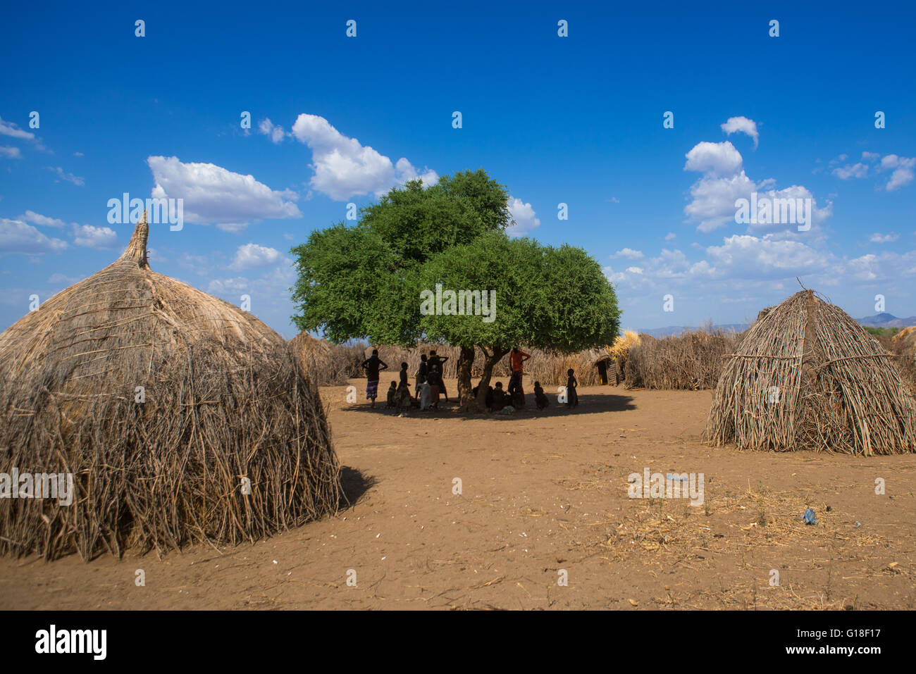 Les nyangatom et les tribus traditionnelles toposas village, vallée de l'Omo, Ethiopie, Kangate Banque D'Images