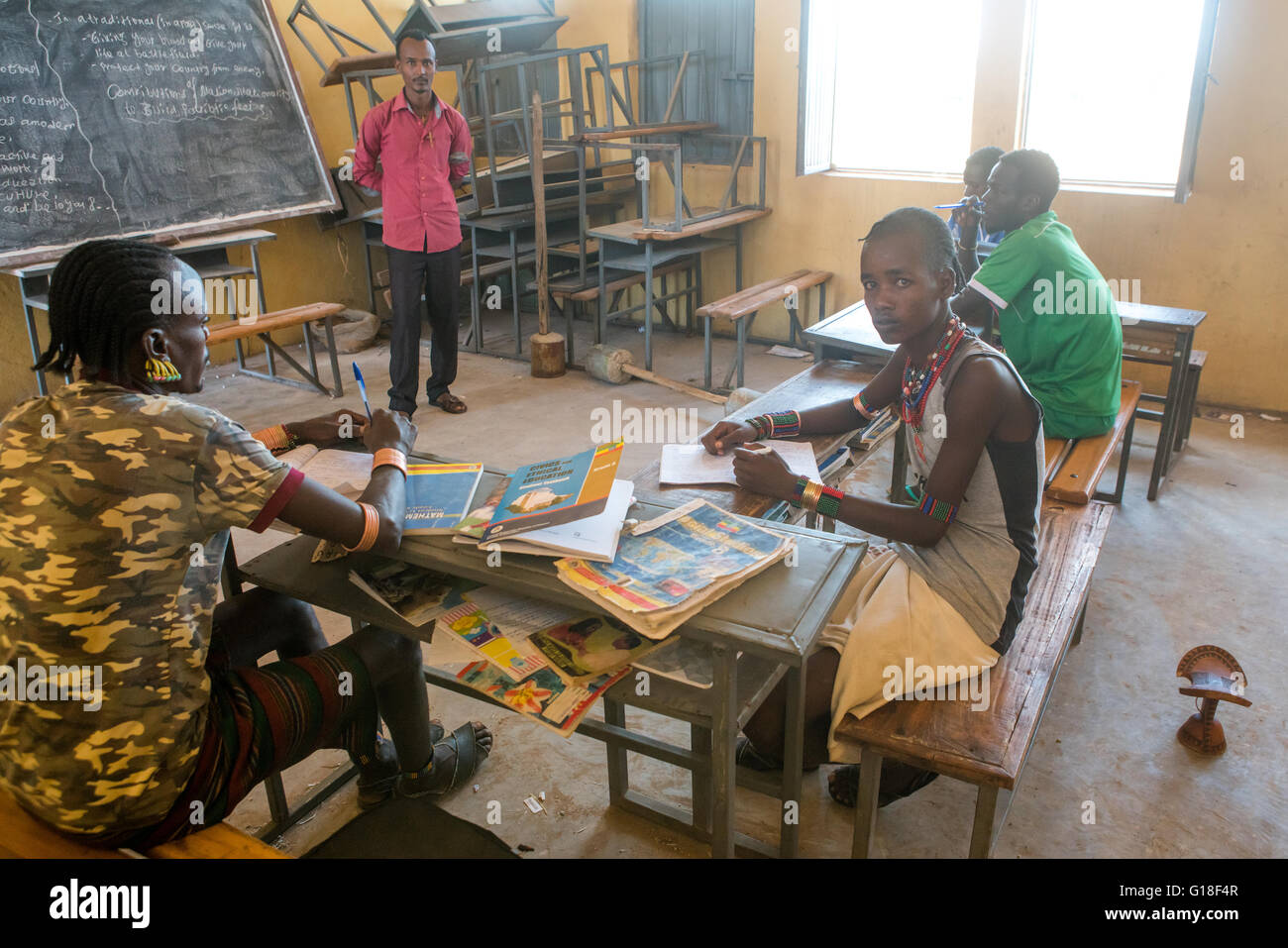 Tribu Hamer adolescents en classe avec leur enseignant, vallée de l'Omo, Ethiopie, Turmi Banque D'Images