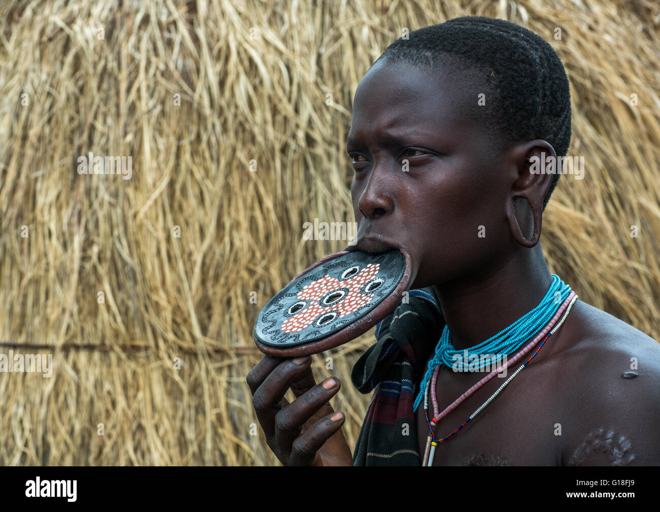 Un tribeswoman mursi portant une plaque-lèvre traditionnelle, vallée de l'Omo, Ethiopie, parc de Mago Banque D'Images