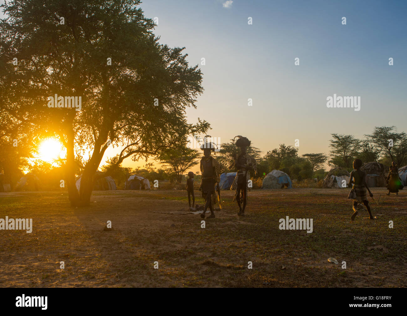 Cérémonie dimi au coucher du soleil pour fêter la circoncision des adolescents en tribu dassanech, vallée de l'Omo, Ethiopie, Omorate Banque D'Images