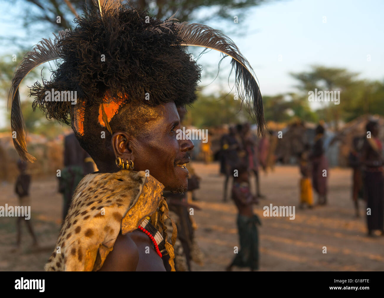 Dassanech homme avec léopard et plumes d'autruche headwears durant la cérémonie pour célébrer la circoncision dimi d'adolescents, d'Omo v Banque D'Images