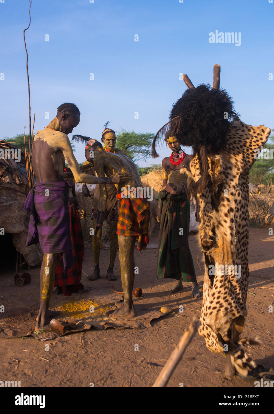 Un homme met quelques dassanech la boue sur son ami à rejoindre les corps dimi cérémonie, vallée de l'Omo, Ethiopie, Omorate Banque D'Images