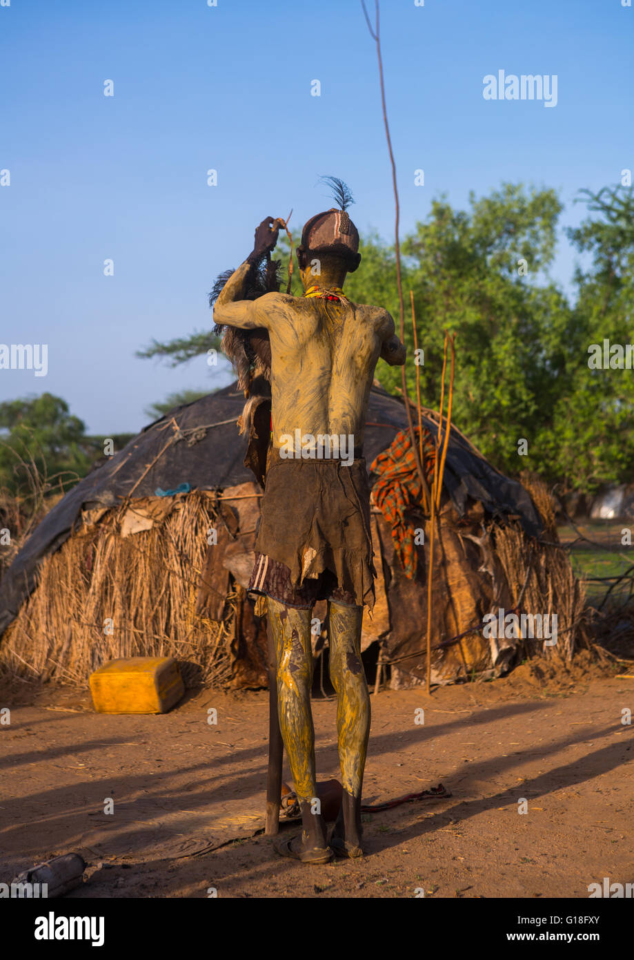 Homme avec un pansement Dassanech leopard skin pour dimi pour célébrer la cérémonie de circoncision des adolescents, la vallée de l'Omo, Omorate, et Banque D'Images