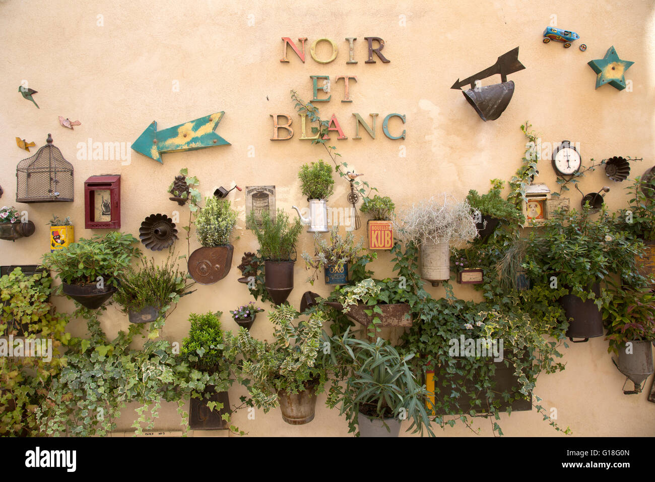 Noir et Blanc La Boutique Sign Saint Remy de Provence France