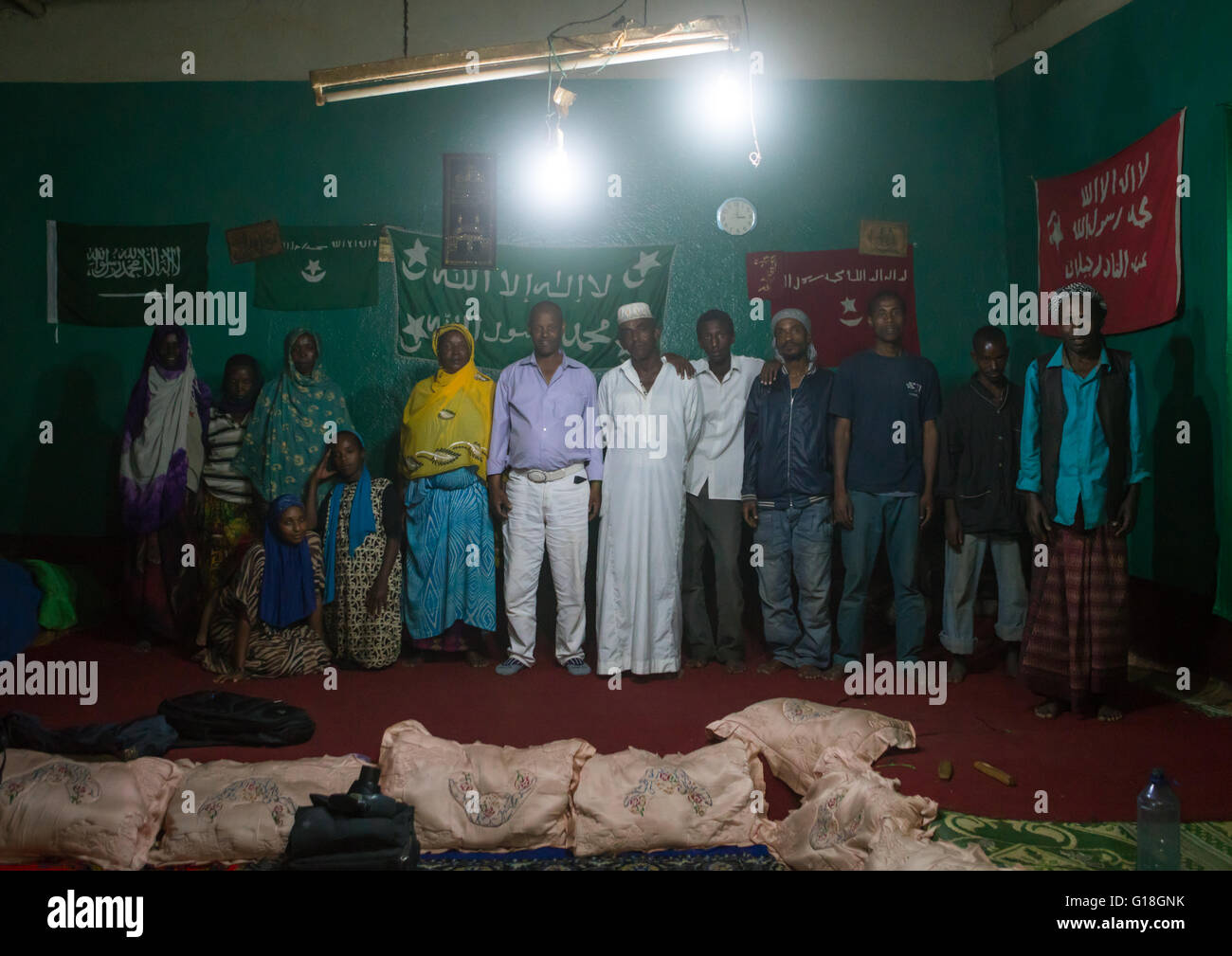 Fidèles soufis en face de drapeaux islamique, Harari région, Harar, Ethiopie Banque D'Images