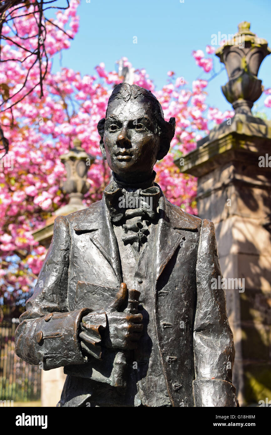 Edinburgh, Ecosse, Royaume-Uni, 10 mai, 2016. Météo France : La statue du poète écossais du 18e siècle Robert Fergusson dans Edinburgh's Royal Mile baigné de soleil du printemps, de crédit : Ken Jack / Alamy Live News Banque D'Images