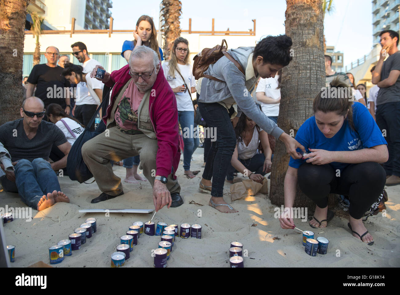 Tel Aviv, Israël, Israël. 10 mai, 2016. Amis et famille se réunissent à Gordon beach en l'honneur de Roy PSEE qui a été tué durant l'opération ''edge'' de protection au cours de la National Memorial Day. Roy Psee est mort d'une roquette a touché direct durant son service. Crédit : Danielle Shitrit/ZUMA/Alamy Fil Live News Banque D'Images