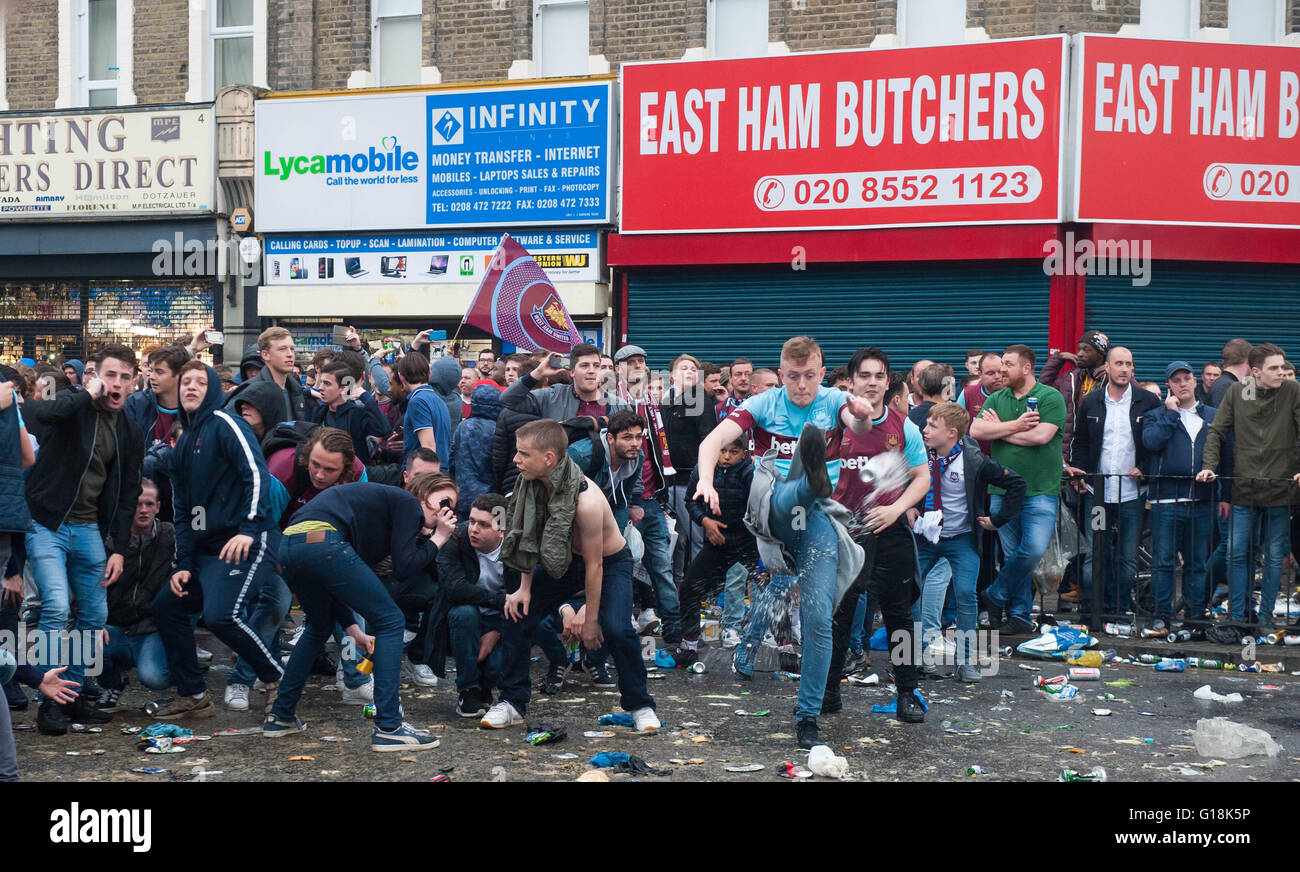 London UK. 10 mai 2016 Fans de West Ham se heurtent à la police pour tout dernier match à Upton Park Crédit : Michael Tubi/Alamy Live News Banque D'Images