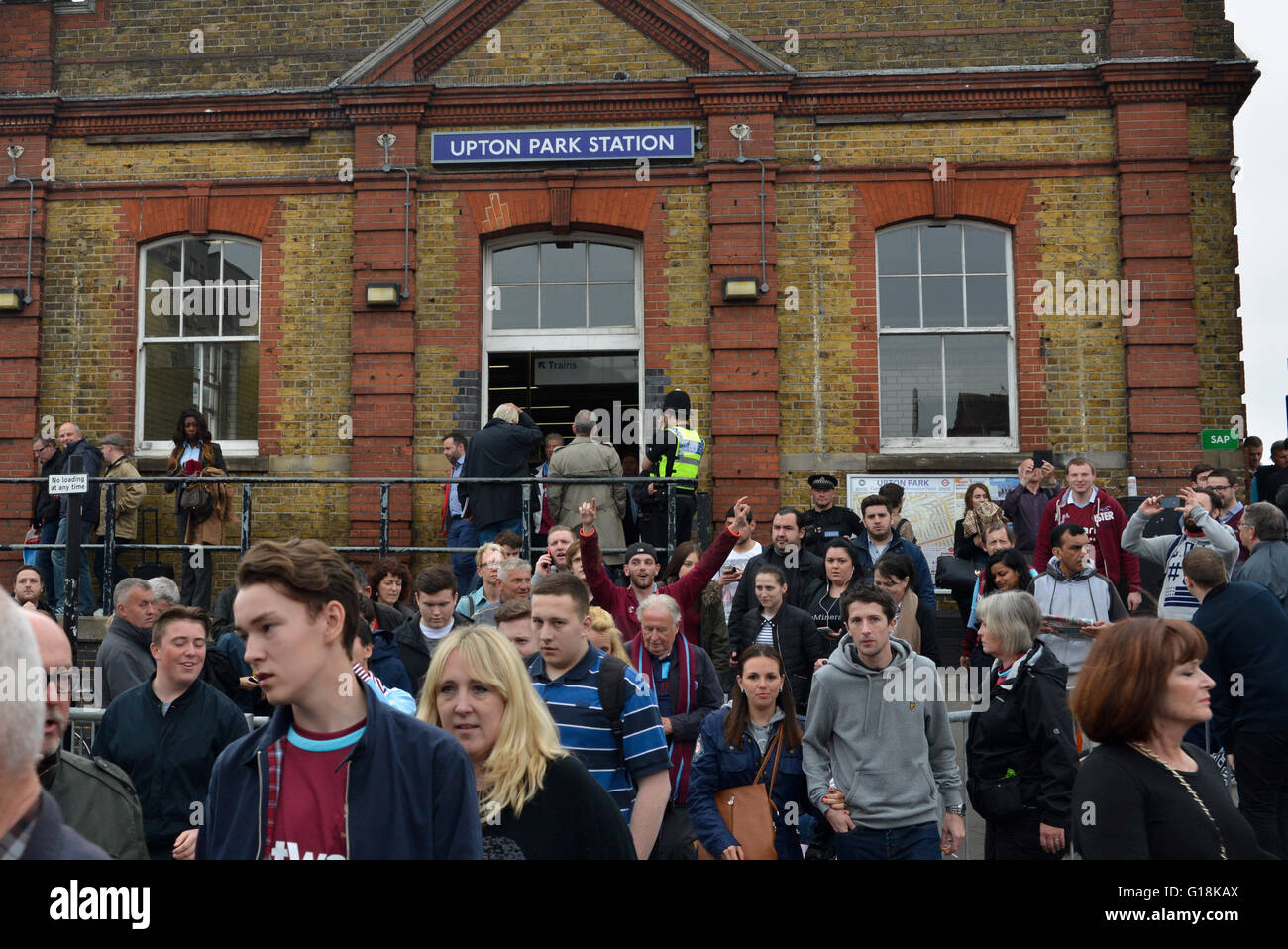 Londres, Royaume-Uni. 10 mai, 2016. Assister aux partisans du dernier match de la West Ham Football club à l'Boylen Ground, Londres. United Kingdom. Credit : Emanuele Giovagnoli/Alamy Live News Banque D'Images